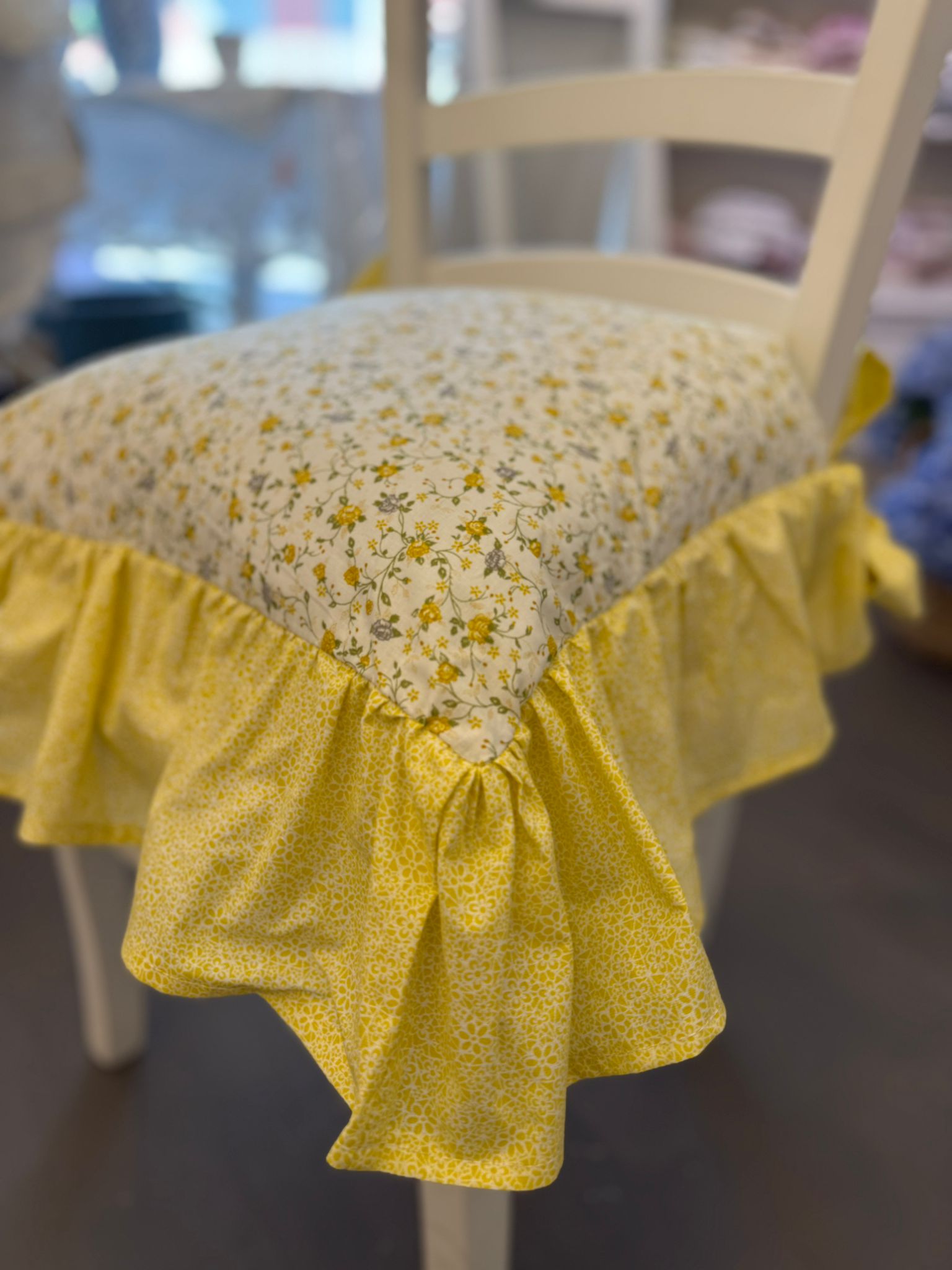 Cuscino da sedia sartoriale in puro cotone giallo con stampa fiorellini - 43x43+14 cm di balza - Il cotone di Nina